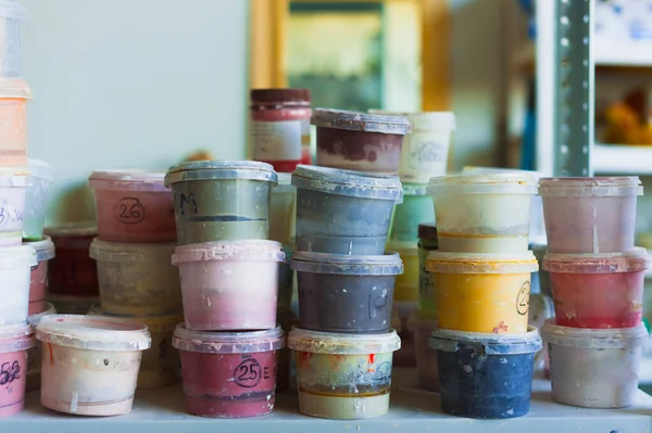 カラフルな塗料缶セット 絵画の背景 ストックフォト
