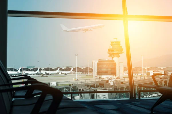 Avión, vista desde la terminal del aeropuerto.enfoque selectivo, fi vintage — Foto de Stock
