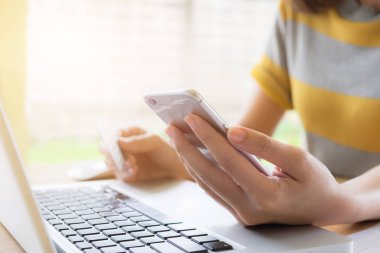 Bir kredi kartı tutan ve sm kullanarak online ödeme, kadın'ın eller