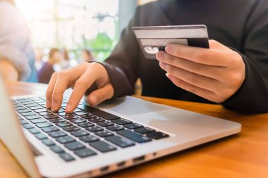 Bir kredi kartı tutan ve sm kullanarak online ödeme, kadınlar'ın eller