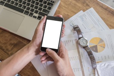 Boş mobile ile akıllı telefon ve dizüstü bilgisayar kullanan bir adam yakın çekim