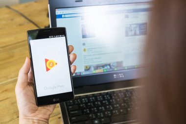 Chiangmai, Tayland-03 Ağustos 2016, ekran tutan bir adam el 