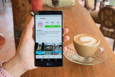 Chiang Mai, Tayland - Ağustos 23,2016: bir kadın Lg G4 ne tutar.