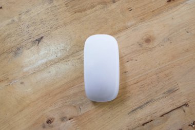 Ahşap masa üzerinde kablosuz vektör bilgisayar fare. Üstten Görünüm