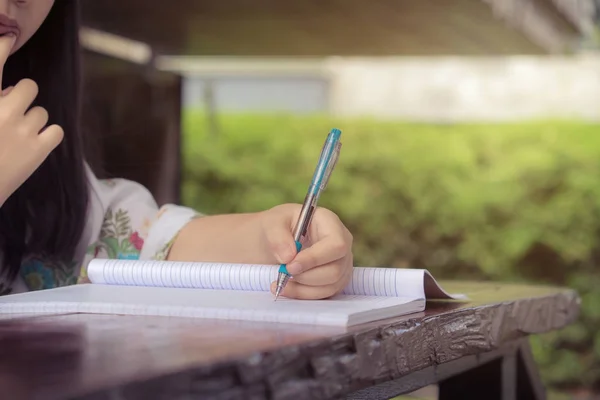 Küçük kız için İlköğretim Okulu ödevini yapıyor. Vintage