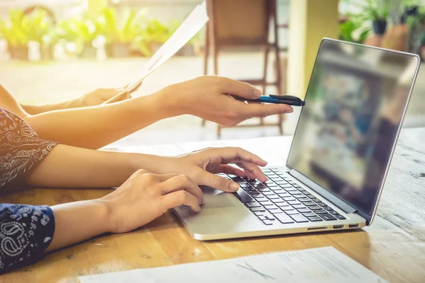 Lavoro di squadra. Foto giovani uomini d'affari equipaggio che lavorano con nuova startup — Foto Stock