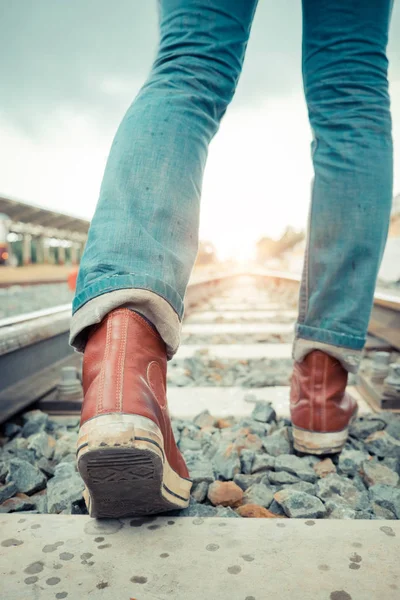 Caminhada jovem hipter na ferrovia na estação de trem com um viajante. t — Fotografia de Stock