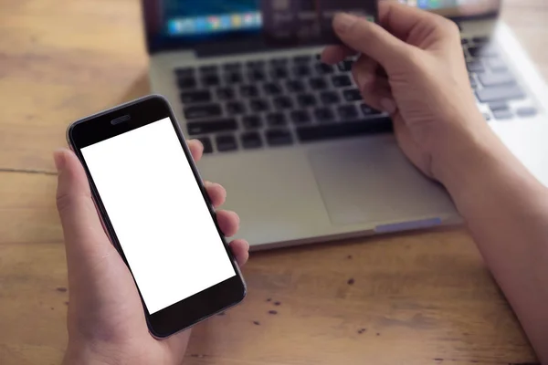 Primer plano de un hombre que utiliza el teléfono inteligente con el móvil en blanco y la taza de — Foto de Stock