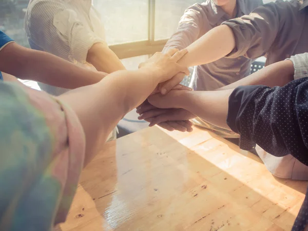 Bir grup insan birlikte ahşap b çalışan ellerini koyarak — Stok fotoğraf