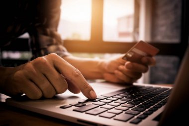 Bir kredi kartı tutan ve zeki kullanarak online ödeme, adam'ın eller