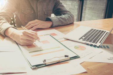 İş adamı mı ciro graph grafiği, şirket ve laptop compu