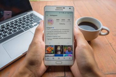 Chiang Mai, Tayland - Mayıs 13,2017: Samsung ile birlikte bir adam tutar