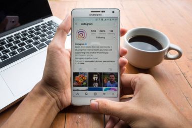 Chiang Mai, Tayland - Mayıs 13,2017: Samsung ile birlikte bir adam tutar