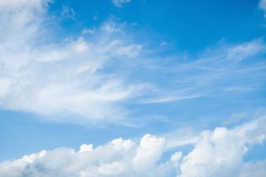 Bulutlu mavi gökyüzü