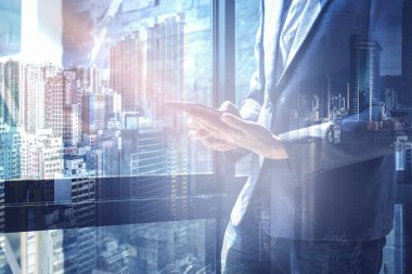 İş adamı takım stand ve tablet ofisinde tutuyor. Çift 