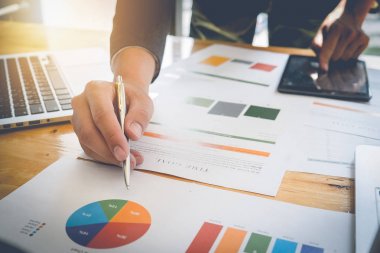 Finansal plan ve hesap makinesi ile çalışma, adam eller iş