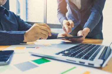 İş adamı el iş belge tabl üzerinde gösteren resim