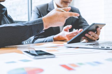 İş adamı el iş belge tabl üzerinde gösteren resim