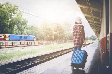Yalnız gezgin bekle platformda treni için bekleyen valizler 