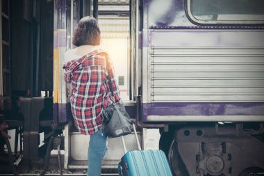 Seyahat zevk. Genç seyahat bavul ve hazırladığımız ile yürüme