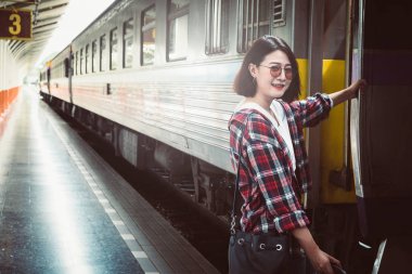 Seyahat zevk. Genç güzel kadın seyahat ve klasik tren 
