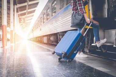 Yalnız gezgin bekle platformda treni için bekleyen valizler 