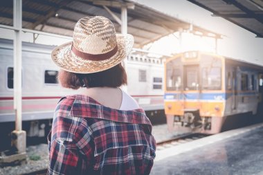 Seyahat zevk. Genç güzel kadın seyahat ve klasik tren 