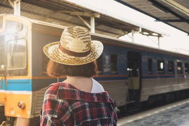 Seyahat zevk. Genç güzel kadın seyahat ve klasik tren.