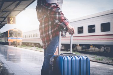 Seyahat zevk. Genç güzel kadın seyahat ve klasik tren 