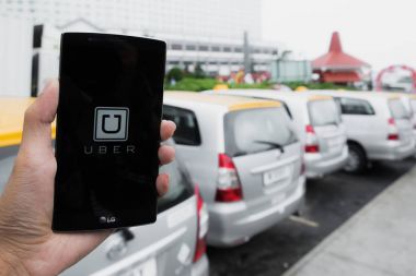 Chiang Mai, Tayland - 16 Mayıs 2017: Uber app tutan bir adam el