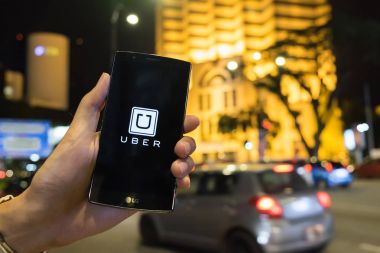 Kuala Lumpur Malezya - 24,2017 olabilir: Uber ap holding adam yardım