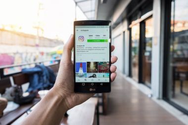 Chiang Mai, Tayland - Mayıs 15,2017: Apple Lg G4 ile bir adam tutar