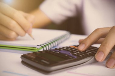 Hesap makinesini kullanarak ve dizüstü f üzerinde yazma iş adamı yukarı kapatın