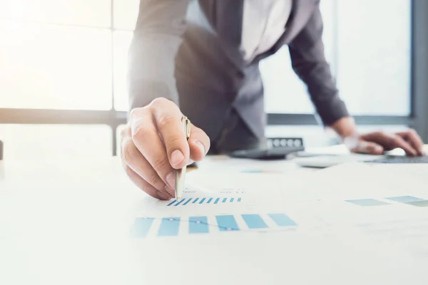 İş adamı eller işaret ve mali plan ile çalışma ve 