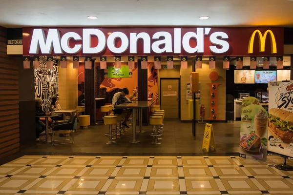 Kuala lumpur malaysia - 16. Mai: menschen kaufen fast food bei mc — Stockfoto