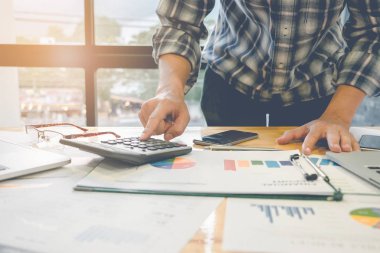 Finans Kağıt, vergi, muhasebe, muhasebe kavramı ile hesaplamak için hesaplama ve dizüstü bilgisayar kullanarak iş adamı yukarı kapatın.