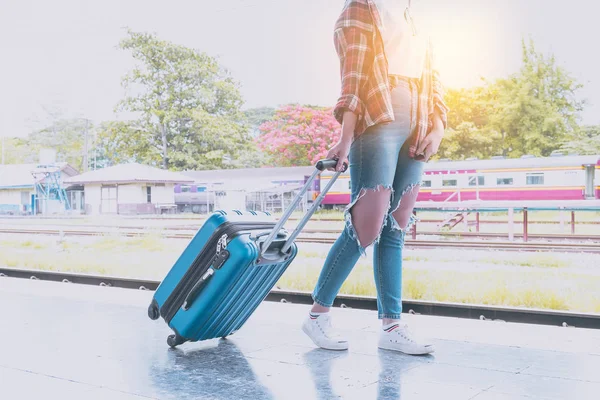 Disfrutando Los Viajes Viajero Joven Caminando Con Maleta Tren Clásico — Foto de Stock