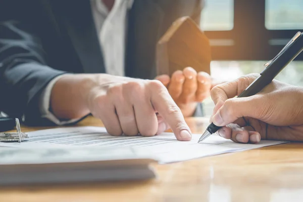 Primer Plano Del Hombre Negocios Señalando Firmando Acuerdo Para Comprar — Foto de Stock