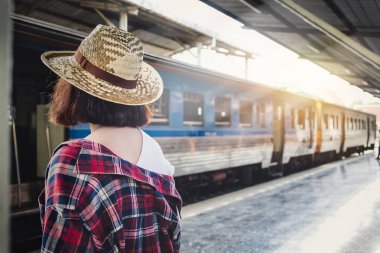 Tren seyahat su için tren istasyonunda bekleyen güzel kadın