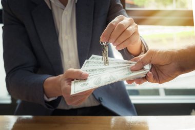 Ajanlar bizi evin anahtarları müşteri ve holding Doları veriyoruz b