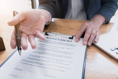 İmzalama anlaşması bekleyen iş adamı kapatın.