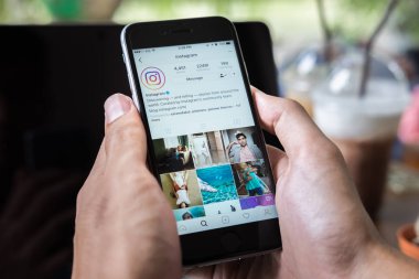 Chiang Mai, Tayland - 16 Haziran 2017: iphone tutan bir adam el 