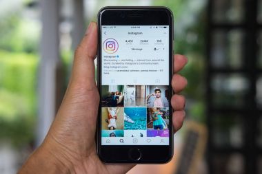 Chiang Mai, Tayland - 15 Haziran 2017: iphone tutan bir adam el 