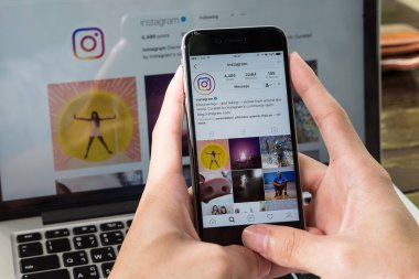 Chiang Mai, Tayland - 24 Haziran 2017: iphone tutan bir adam el 