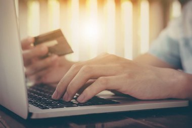 Bir kredi kartı tutan ve zeki kullanarak online ödeme, adam'ın eller