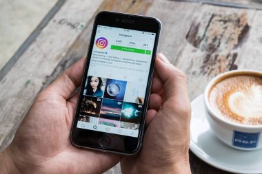 Chiang Mai, Tayland - 19 Haziran 2017: iphone tutan bir adam el 