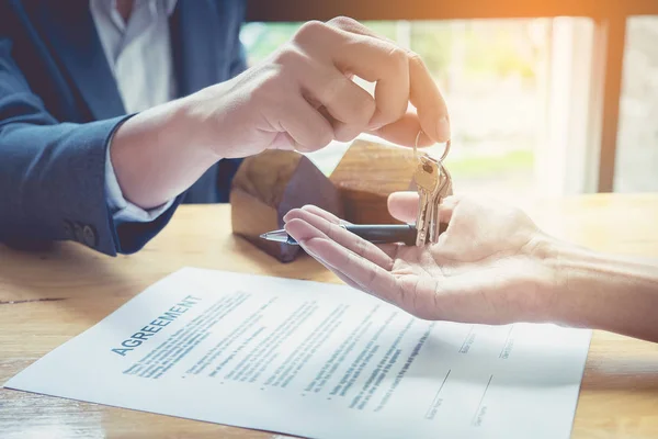 Ajanlar bizi evin anahtarları müşteri ve holding Doları veriyoruz b