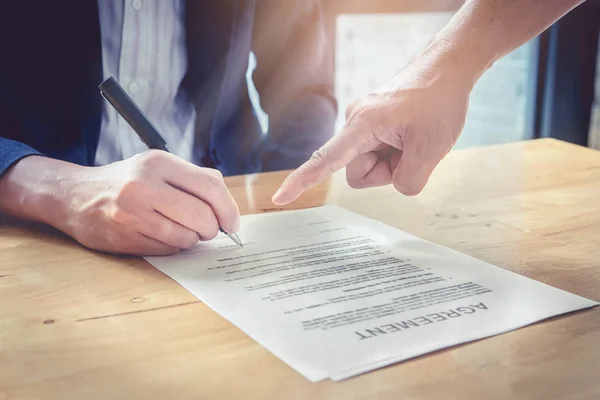 Acercamiento de Agentes y Empresarios señalando firma en contrato — Foto de Stock