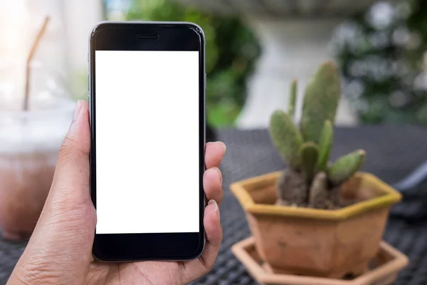 Boş ekran mafya ile akıllı telefon tutarak bir adam el yakın çekim — Stok fotoğraf