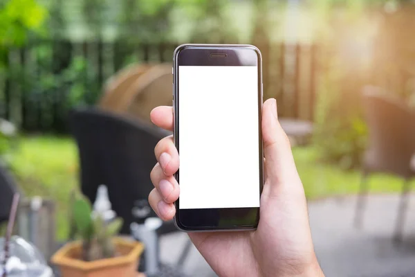 Primer plano de un hombre de mano sosteniendo el teléfono inteligente con la multitud de pantalla en blanco — Foto de Stock